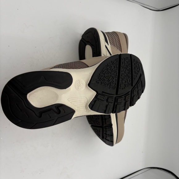 Zeba Mens Size 9 Wide Hands Free Beige Comfort Walking Slip On Shoes - Picture 10 of 12